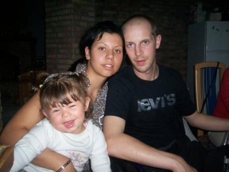 c'est ma soeur et mon beau frere et ma tite filleule adorer mon beau frere ce jour il a pu venir cher lui 1journée 